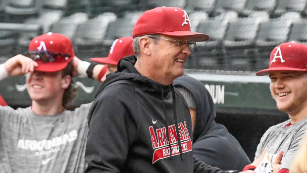 Razorbacks coach Dave Van Horn chatting with team between innings